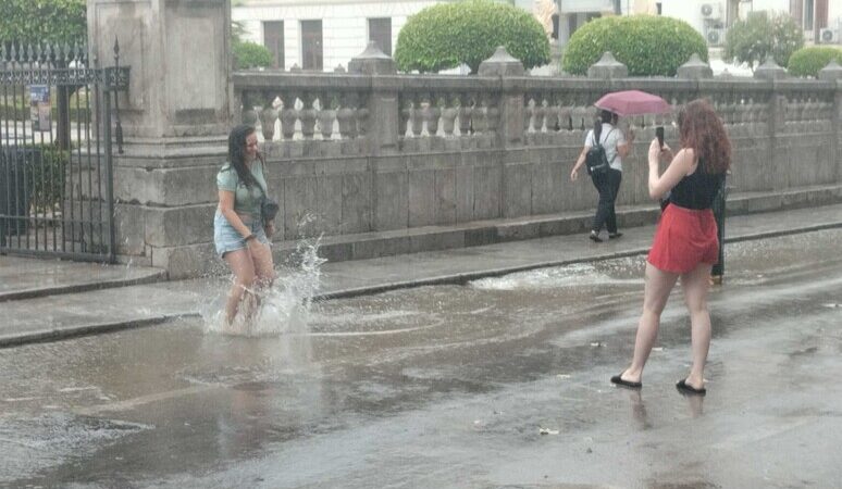 Sicilia – Forte pioggia su Palermo, foto turisti nelle strade allagate