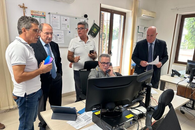 Le scuole di Gratteri (Palermo), nelle Madonie, sono state chiuse per l’emergenza incendi.