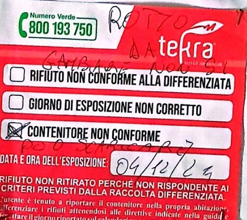 la Tekra rompe un cassonetto e censura l’utente che continua ad usarlo