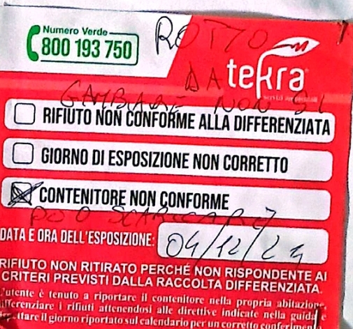 la Tekra rompe un cassonetto e censura l’utente che continua ad usarlo