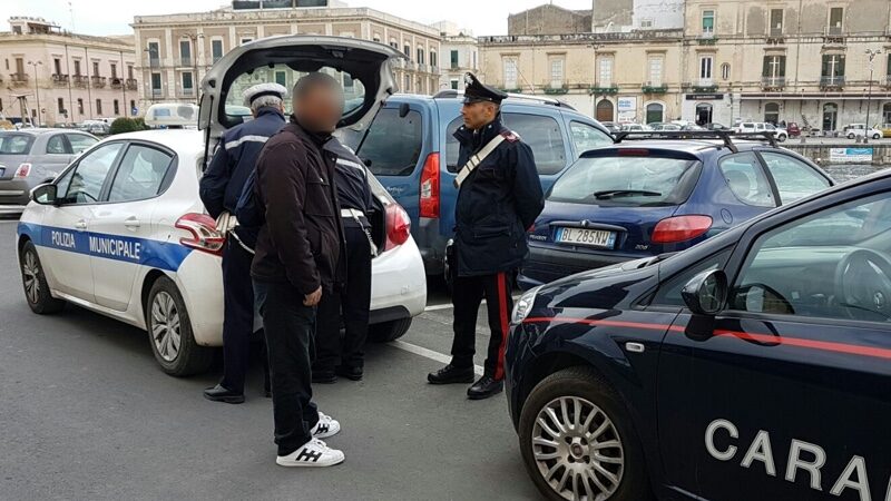 Vigili urbani aggrediti da un automobilista privo di assicurazione