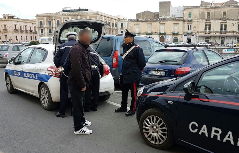 Vigili urbani aggrediti da un automobilista privo di assicurazione